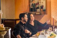 Un hombre y una mujer sentados en una mesa en un restaurante. en Hotel & Restaurant Hanse Kogge, en Ostseebad Koserow