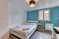 a bedroom with a bed with a blue wall at Céline - Belle Maison moderne in Le Petit-Quevilly
