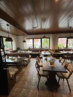 キルヒェンシッテンバッハにあるHotel-Landpension Postwirtの部屋にテーブルと椅子があるレストラン