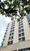 un edificio alto con muchas ventanas. en Nobile Hotel Juiz de Fora, en Juiz de Fora