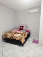 Una cama en una habitación con un ordenador portátil. en Hotel Ita Avenida, en Itaboraí