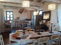 A kitchen or kitchenette at Villa in Campagna con Piscina Privata