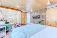 Ein Bett oder Betten in einem Zimmer der Unterkunft The Moose at Memphis Downtown &amp; Victorian Village