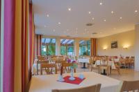 Un comedor con mesas y sillas y ventanas. en Hotel Knorre, en Meißen