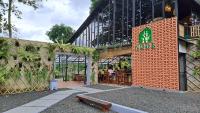 Bamboo Sanctuary Pancawati Resort Bogor في Ciherangsating: مبنى فيه مطعم عليه لافته