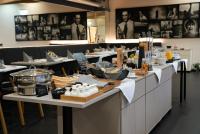 Una línea de buffet con comida en las mesas de un restaurante. en Das Neue CAPITOL, en Bad Berleburg