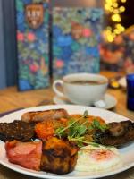 Un plato de comida en una mesa con una taza de café. en The Ley Arms, en Exeter