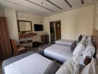 swiss hotel downtownにあるベッド