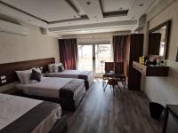 swiss hotel downtownにあるベッド