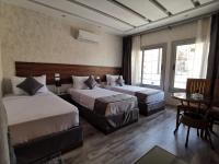 swiss hotel downtownにあるベッド