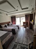 swiss hotel downtownにあるベッド