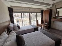 swiss hotel downtownにあるベッド