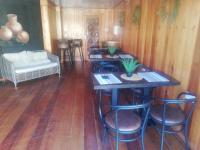 um quarto com pisos e mesas e cadeiras em madeira em The Tamek Palace Hotel em Palapye