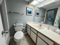 Ein Badezimmer in der Unterkunft Oceanfront Luxury 2BR King Suite Atlantica Resort