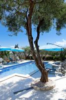 Bazén v ubytovaní Apartments Šemper - HEATED POOL alebo v jeho blízkosti