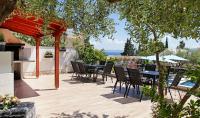 Vonkajšia záhrada v ubytovaní Apartments Šemper - HEATED POOL