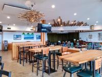 MarysvilleにあるHotel Wolfe Islandの木製のテーブルと椅子のあるダイニングルーム