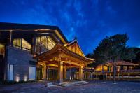 Un gran edificio con una gran estructura de madera. en Jinshanling Great Wall Hotel, en Chengde
