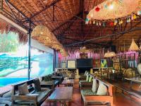 ein Restaurant mit Tischen und Stühlen und einem großen Bildschirm in der Unterkunft Choose hideaway homestay in Kỳ Vĩ