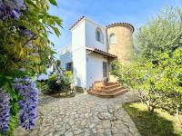Vonkajšia záhrada v ubytovaní Empurialola -Encantadora Casa con jardin cerca del centro -142