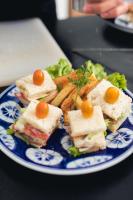 um prato azul e branco com um sanduíche e batatas fritas em Khla Lodge em Kampot