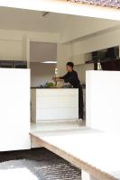 um homem parado num balcão numa cozinha em Khla Lodge em Kampot