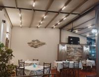 Televízia a/alebo spoločenská miestnosť v ubytovaní Ενοικιαζόμενα Δωμάτια "Pelion Plaza"