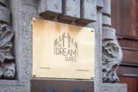 the dream suitesに飾ってある許可証、賞状、看板またはその他の書類