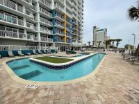Der Swimmingpool an oder in der Nähe von Oceanfront Luxury 2BR King Suite Atlantica Resort
