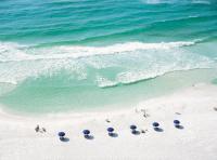 eine Gruppe von Menschen mit Sonnenschirmen an einem Strand in der Unterkunft 5191 Beachwalk in Destin