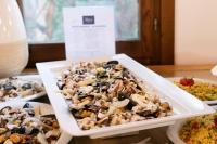 een bord met eten op een tafel met borden met eten bij Perdepera Resort in Cardedu