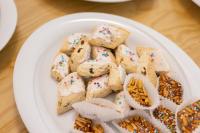een bord koekjes met glazuur en hagelslag bij Perdepera Resort in Cardedu