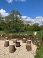 Vonkajšia záhrada v ubytovaní Gîte des Pommiers avec terrain de pétanque