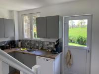 Kuchyňa alebo kuchynka v ubytovaní Gîte des Pommiers avec terrain de pétanque