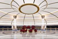 eine Lobby mit einem großen Spiegel und roten Blumen in der Unterkunft Fontainebleau Las Vegas in Las Vegas