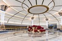 eine Lobby mit einer großen Decke mit roten Blumen in der Unterkunft Fontainebleau Las Vegas in Las Vegas