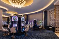 ein Casino mit mehreren Spielautomaten in einem Raum in der Unterkunft Fontainebleau Las Vegas in Las Vegas