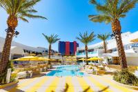 Der Swimmingpool an oder in der Nähe von Fontainebleau Las Vegas