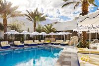 Der Swimmingpool an oder in der Nähe von Fontainebleau Las Vegas