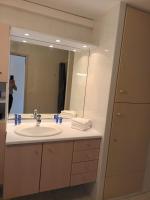 La salle de bains est pourvue d&#39;un lavabo et d&#39;un grand miroir. dans l&#39;établissement Les Studios Famandiers, à Saint-Raphaël
