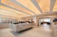 un gran vestíbulo con una barra en un restaurante en Atour S Hotel Ningbo Heyi Avenue, en Ningbo