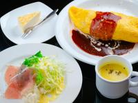 een tafel met borden eten en een kopje koffie bij Van Cort Landt Hotel in Aira