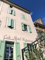 Un edificio con persianas verdes y un restaurante de hotel. en Le Dauphiné, en Châtillon-en-Diois