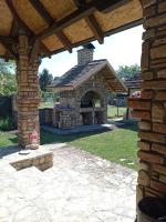 d&#39;une terrasse en pierre avec une cheminée extérieure dans la cour. dans l&#39;établissement ENIGMA, à Vrdnik