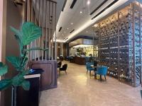 een wijnproefruimte met stoelen en een wijnkelder bij Star Suite 5min Walk to KLCC Netflix in Kuala Lumpur