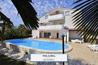 Bazén v ubytovaní Apartments Vila Marinela alebo v jeho blízkosti