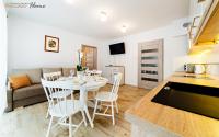 Televízia a/alebo spoločenská miestnosť v ubytovaní Wonder Home - Apartamenty w malowniczej okolicy, z balkonami i widokiem na góry