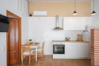 Kuchyň nebo kuchyňský kout v ubytování CHIC APARTAMENTS