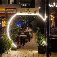 um restaurante com mesas e cadeiras à noite com luzes em La Tour Blanche em Gammarth