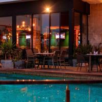 um restaurante com mesas e cadeiras ao lado de uma piscina em La Tour Blanche em Gammarth